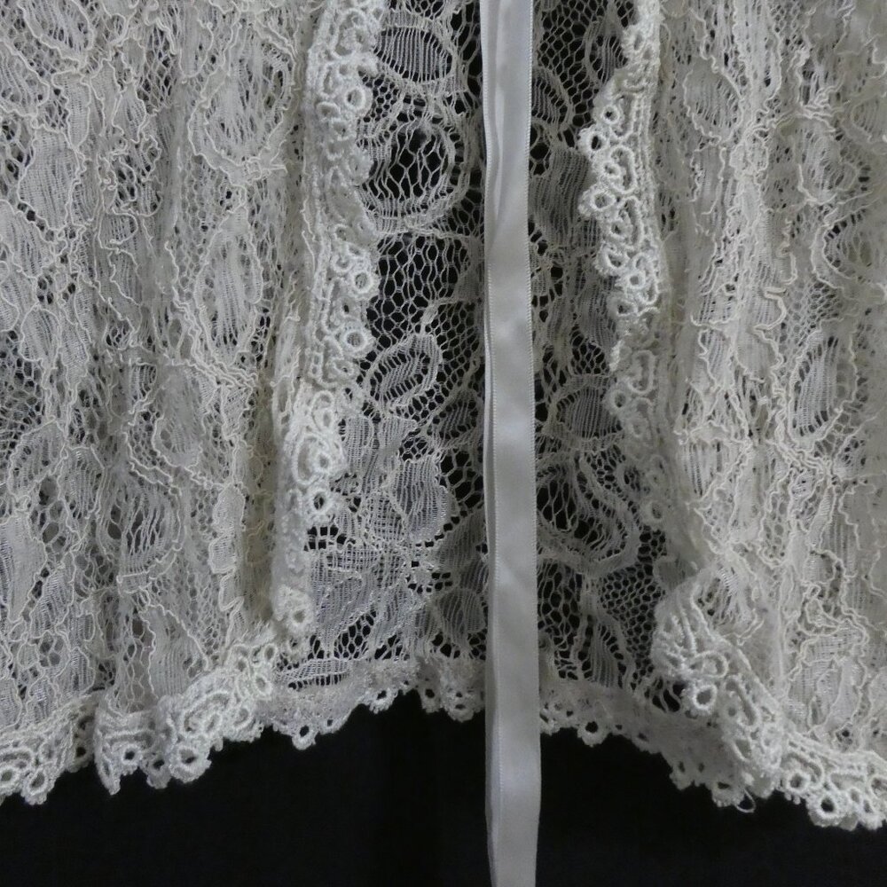 Elegant Lace V-Neck Camisole Top With 3 Button Front Detail P2P 13.5 inches - Picture 7 of 16